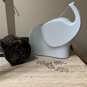 Elephant Scotch brand tape holder.Comes w/ approx 60 elephant shaped paper clips